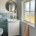 Hébergement de vacances Bright And Charming Summer House Near