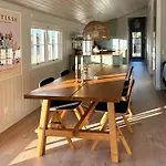 Hébergement de vacances Bright And Charming Summer House Near