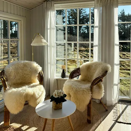 Bright And Charming Summer House Near Hébergement de vacances Løkken